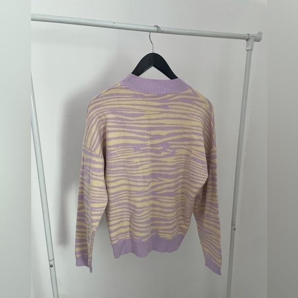 WAYF Cozy Sweater in Neutral purple zebra Animal Print Size Large - Picture 6 of 9